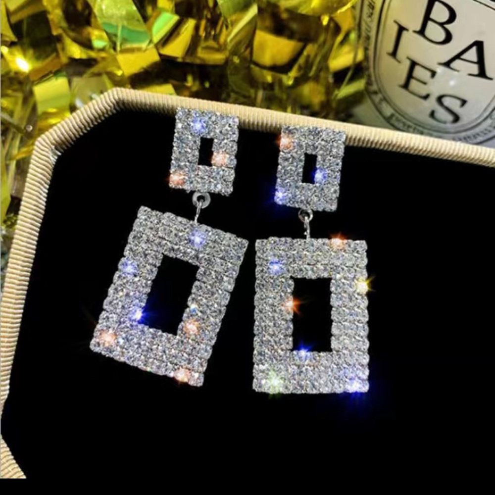 New💗 rhinestone earrings.